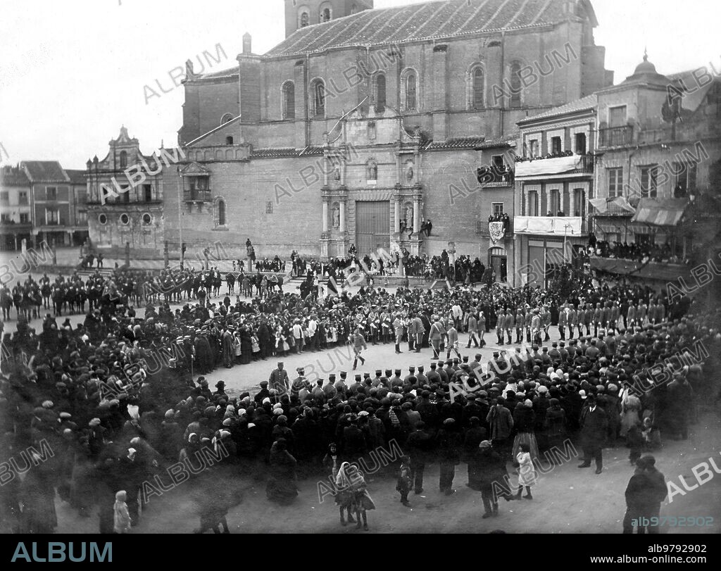 La jura de la bandera en Medina del Campo. Aspecto de la plaza mayor en el momento de prestar juramento los Reclutas de Cazadores de Albuera. Foto: Honorio Román -fecha Aproximada.
