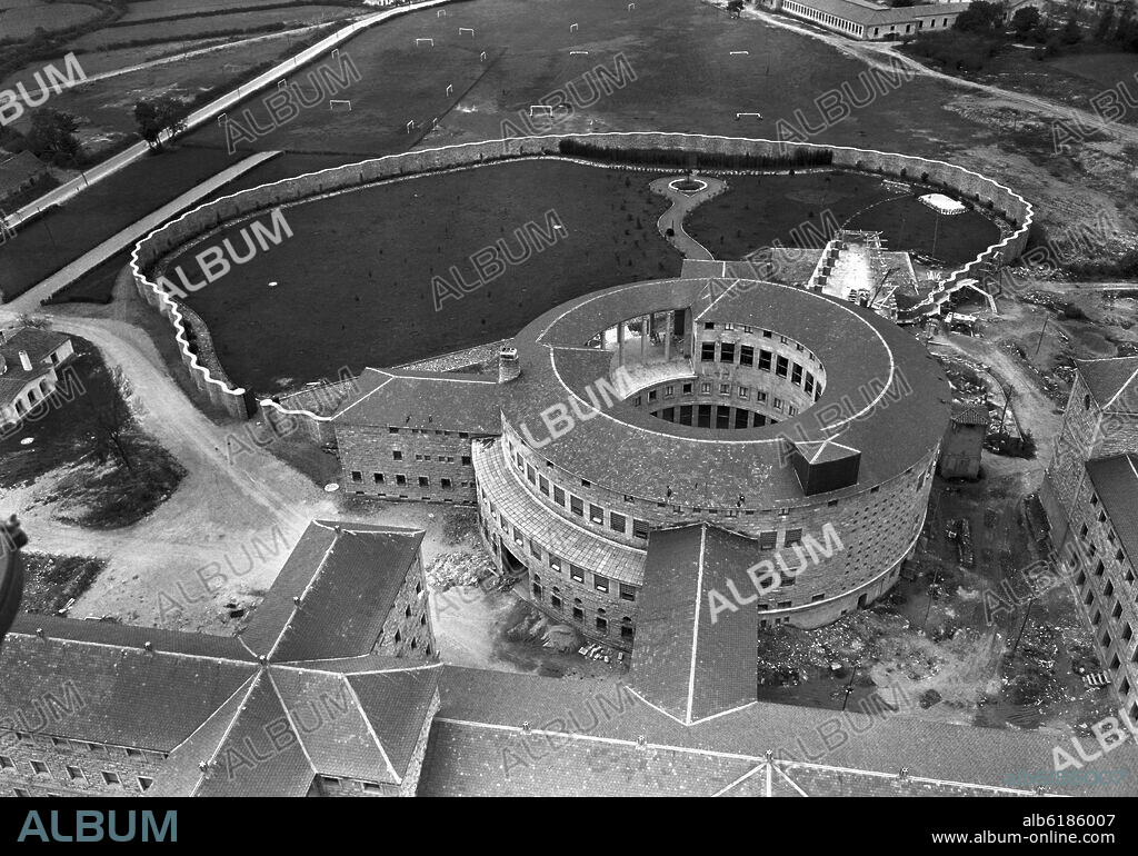 CONVENTO DE LA UNIVERSIDAD LABORAL DE GIJON REALIZADO ENTRE 1946 Y 1956 - FOTOGRAFIA EN BLANCO Y NEGRO - AÑOS 50.
