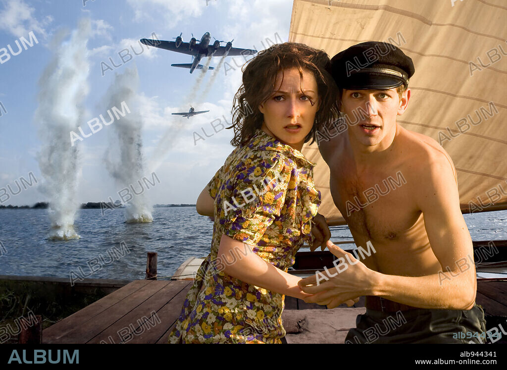 CARICE VAN HOUTEN and MICHIEL HUISMAN in BLACK BOOK, 2006 (ZWARTBOEK), directed by PAUL VERHOEVEN. Copyright FU WORKS/ HECTOR BV/ MOTEL FILMS/ CLOCKWORK FILM / VRENEGOOR, JAAP.