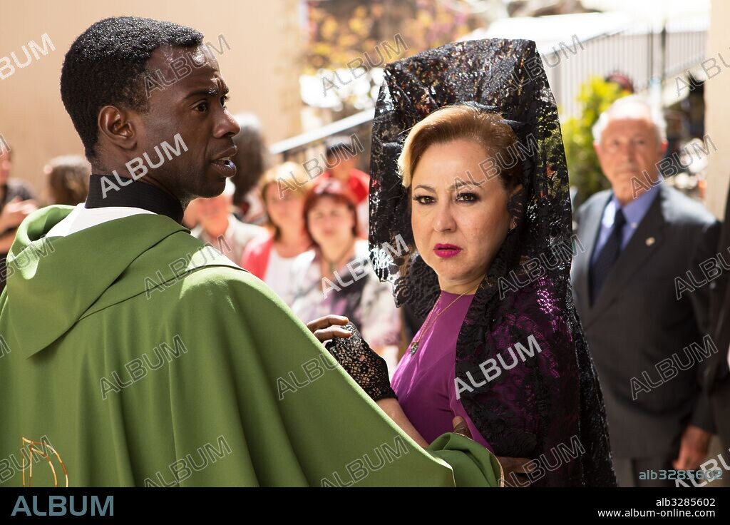 BORE BUIKA y CARMEN MACHI en VILLAVICIOSA DE AL LADO, 2016, dirigida por NACHO G. VELILLA. Copyright ATRESMEDIA CINE/ PRODUCCIONES APARTE / VERGNE, JULIO.