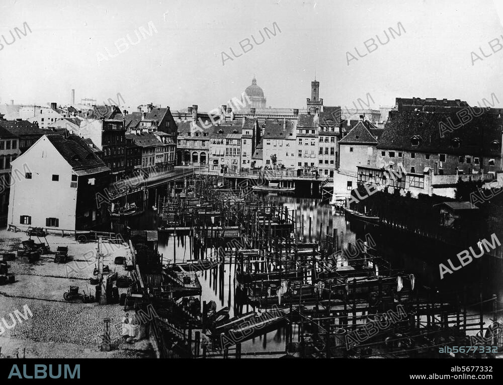 Berlin-Mitte, Mühlendamm (älteste Verbindung zwischen den mittelalterlichen Stadtteilen Berlin und Cölln). Blick spreeabwärts auf die Häuser des Mühlendamms; links die Fischerbrücke; im Hintergrund die Kuppel des Stadtschlosses. Photogr., um 1885 (F.Albert Schwartz).