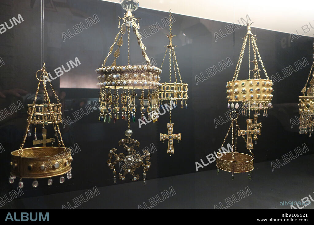 ESPAÑA ARTE VISIGODO: Toledo, 2-5-2021.- Coronas y cruces votivas del Tesoro de Guarrazar, en el Museo de los Concilios y la Cultura Visigoda en la iglesia de San Román de Toledo. El tesoro fue hallado en 1858, en el yacimiento arqueológico de la llamada huerta de Guarrazar, en la localidad de Guadamur. EFE/Paloma Puente.