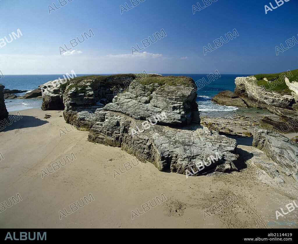 GALICIA. Vista de la PLAYA DE"AS ILLAS". Municipio de Ribadeo. Comarca de A Mariña Oriental. Provincia de Lugo. España.