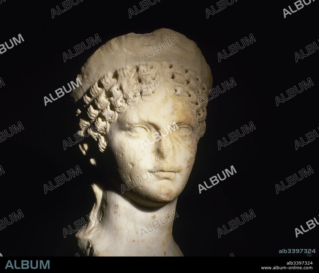 Agripina Minor (Agripina la Menor, Agripina la Joven) (15/16-59). Hija de Germánico y Agripina la Mayor. Esposa de Claudio y madre de Nerón. Busto femenino de mármol atribuido a Agripina Menor. Siglo I d. C. Museo de Historia de Barcelona. Cataluña.