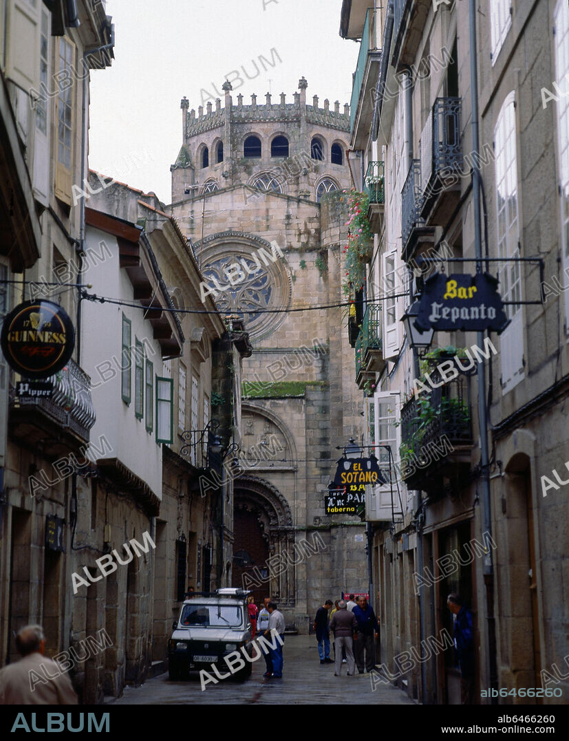 ZONA DEL CASCO ANTIGUO CON LA CATEDRAL DE ORENSE AL FONDO - FOTO AÑOS 90.