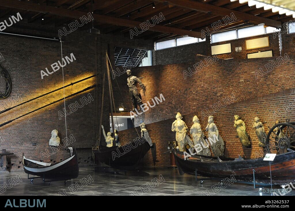 Interior del Museo Marítimo de Oslo. Distintos mascarones de barcos del siglo XIX. Noruega.