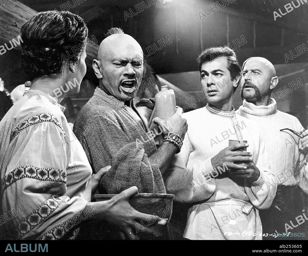 BRAD DEXTER, TONY CURTIS y YUL BRYNNER en TARAS BULBA, 1962, dirigida por J. LEE THOMPSON. Copyright UNITED ARTISTS.