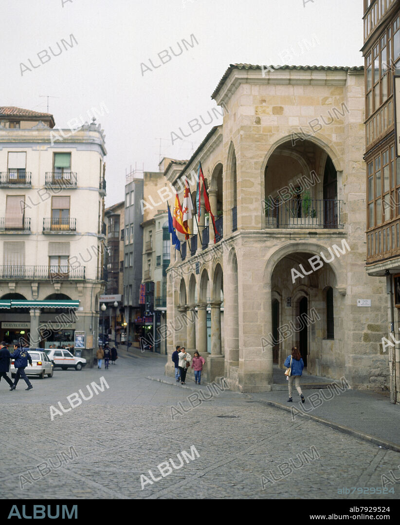 PLAZA MAYOR CON EL AYUNTAMIENTO ANTIGUO(1622).