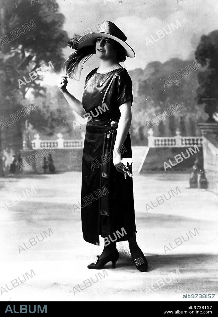 1921. "Ciree" silk dress and large "crepe Georgette" hat with vegetable "Aigrettes". Model of the Murat house (photo Henri Manuel).