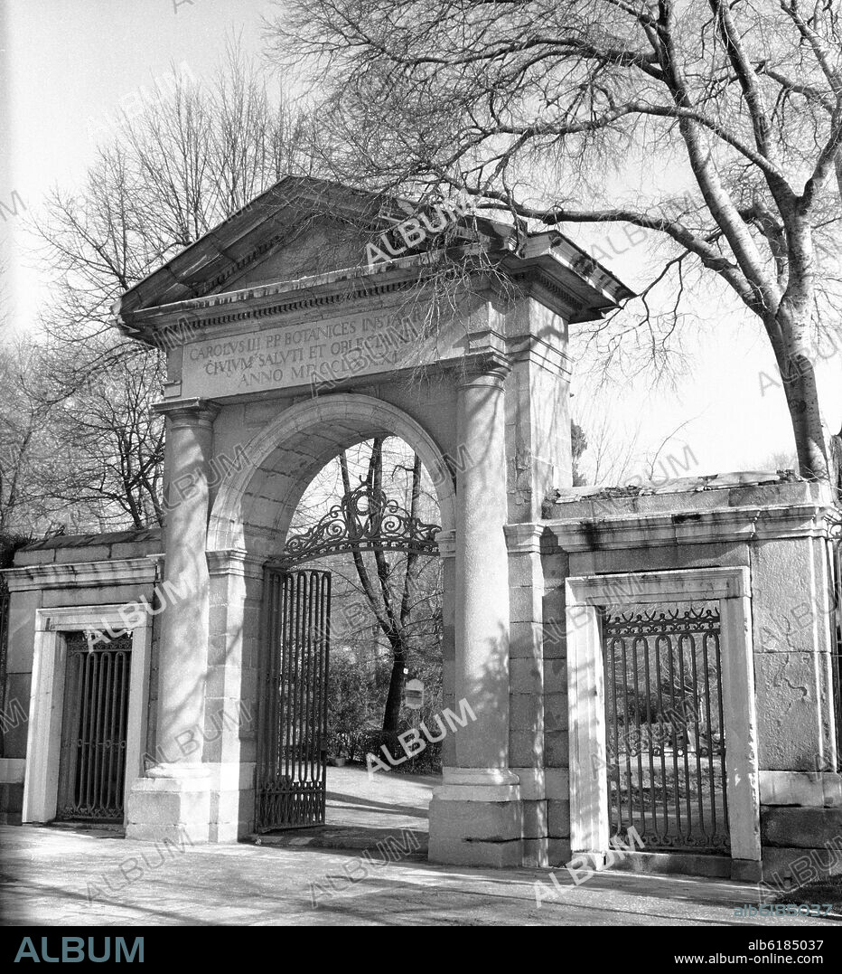 JUAN DE VILLANUEVA. JARDIN BOTANICO PUERTA DEL PASEO DEL PRADO  - 1781 - NEOCLASICISMO ESPAÑOL - FOTOGRAFIA EN BLANCO Y NEGRO - AÑOS 60.