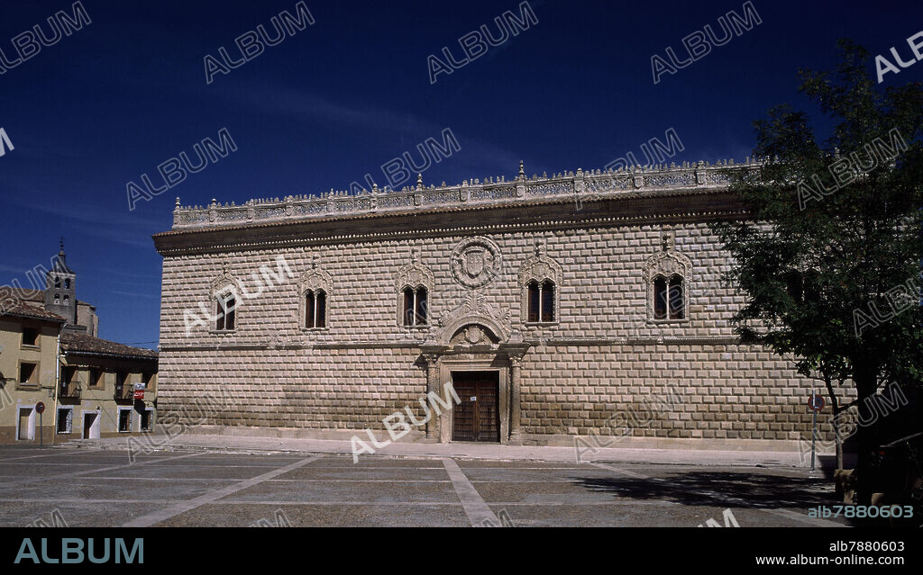 LORENZO VAZQUEZ DE SEGOVIA-ARQUITECTO RENACENTIS. PALACIO DUCAL DE COGOLLUDO (CONSTRUIDO HACIA EL AÑO 1500) ARQUITECTURA RENACENTISTA CON REMINISCENCIAS GOTICAS.