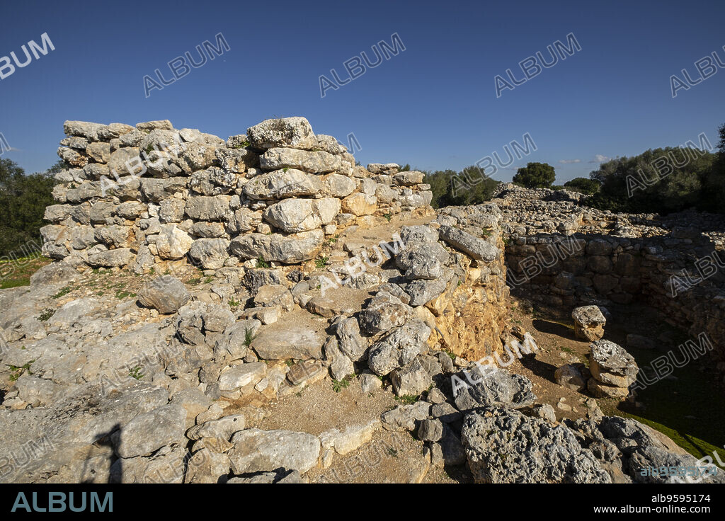 talayot cuadrado, conjunto prehistórico de Capocorb Vell, principios del primer milenio a. C. (Edad de Hierro), Monumento Histórico Artístico, Llucmajor, Mallorca, Balearic islands, spain.