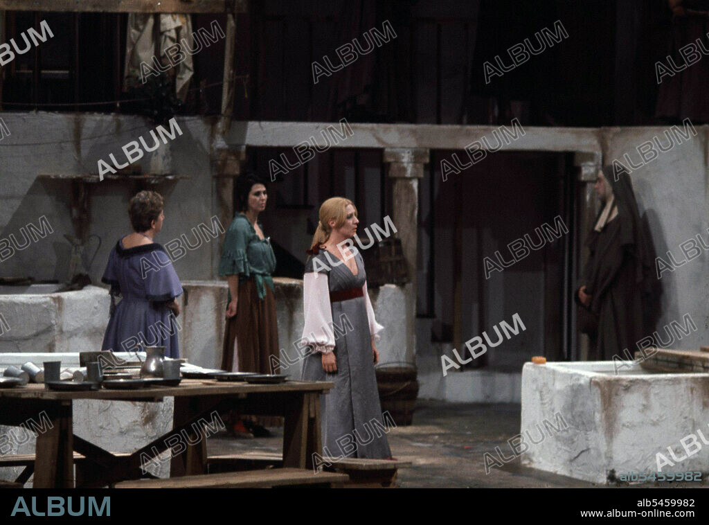 MARTIN RECUERDA, JOSE. ESCRITOR ESPAÑOL. GRANADA 1926-. TEATRO."LAS ARRECOGIAS DEL BEATERIO DE SANTA MARIA EGIPCIACA", REPRESENTACION TEATRAL EN MADRID. ACTRIZ: CONCHA VELASCO.