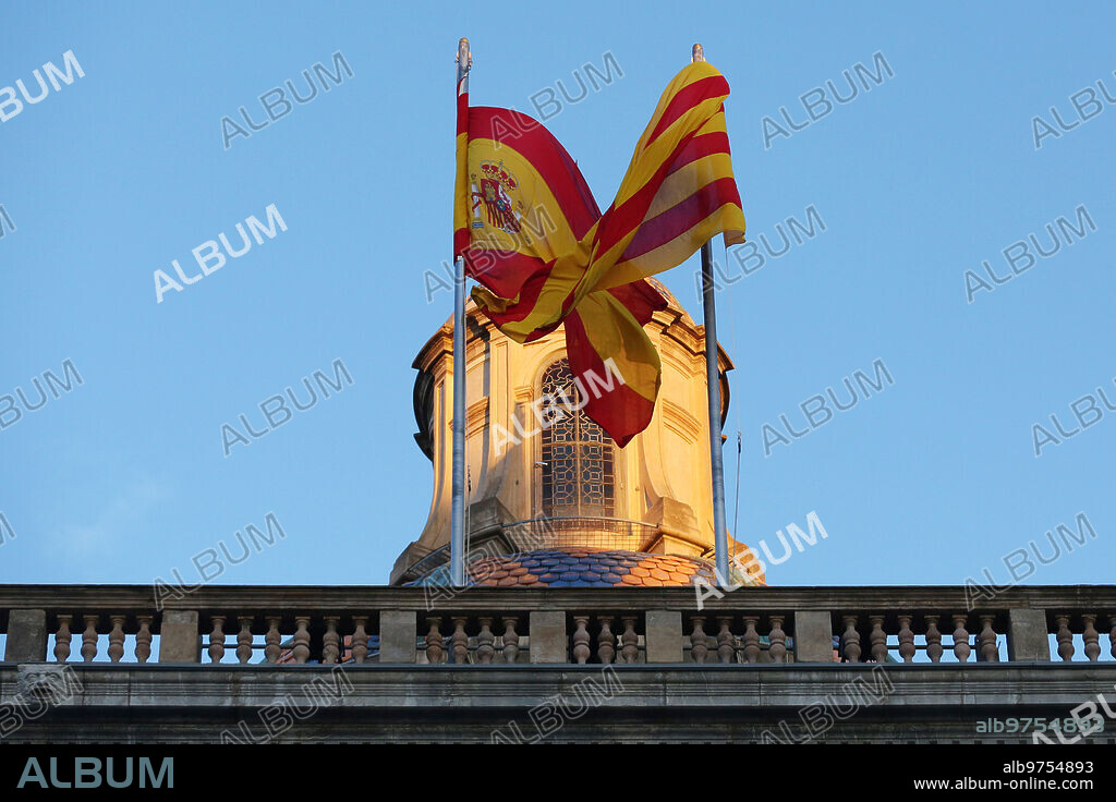 Barcelona, 02/06/2017. The flags of Spain and Catalonia cross due to the wind at the Palau de la Generalitat. Photo: Oriol Campuzano ARCHDC.