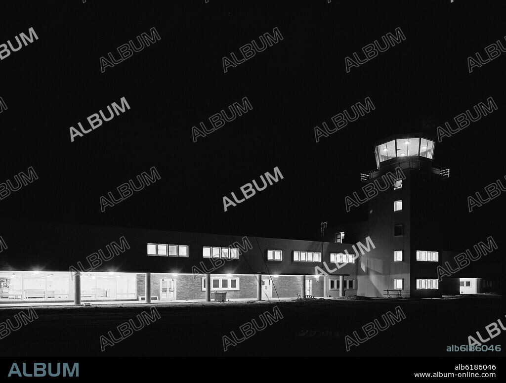 TORRE DE CONTROL DE LA BASE AMERICANA DE ROTA - FOTOGRAFIA EN BLANCO Y NEGRO - AÑOS 50.