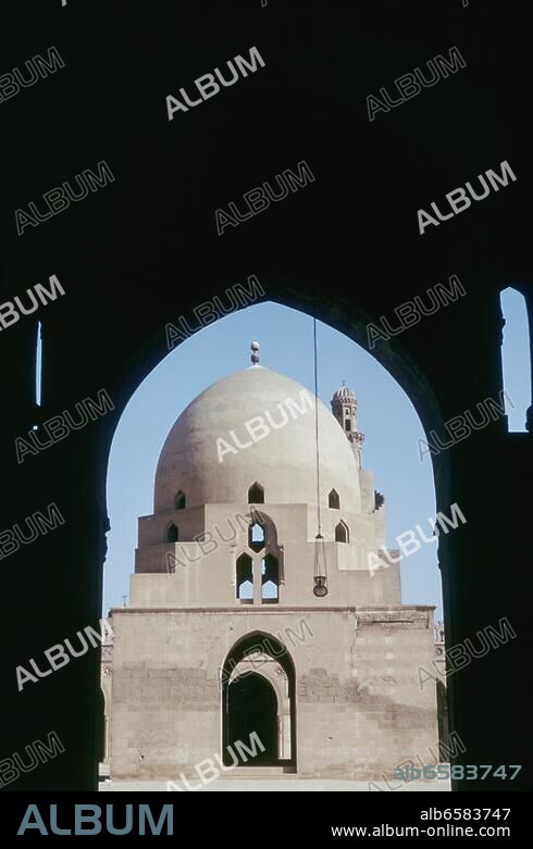 Kairo / El-Qâhira (Unterägypten), Ibn Tulun-Moschee / Masjid ibn Tulun (erbaut 876/79 unter Ahmed Ibn Tulun; das Minarett ist demjenigen der Moschee von Samarra nachgebildet). /-Teilansicht: Blick aus einer Arkade des Gebetssaales auf das Brunnenhaus (im 13. Jh. unter Sultan Lagin erneuert).-/ Foto, Juni 1975.