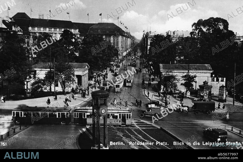 Berlin-Mitte, Potsdamer Platz. Im Vordergrund Verkehrsturm und die Torhäuser (1823 von F.Schinkel), im Hintergrund (v. l. n. r.) Palast Hotel (1892-93 von Ludwig Heim), Leipziger Platz mit Kaufhaus Wertheim (1904 von Alfred Messel) und Leipziger Straße. Fotopostkarte, um 1935.