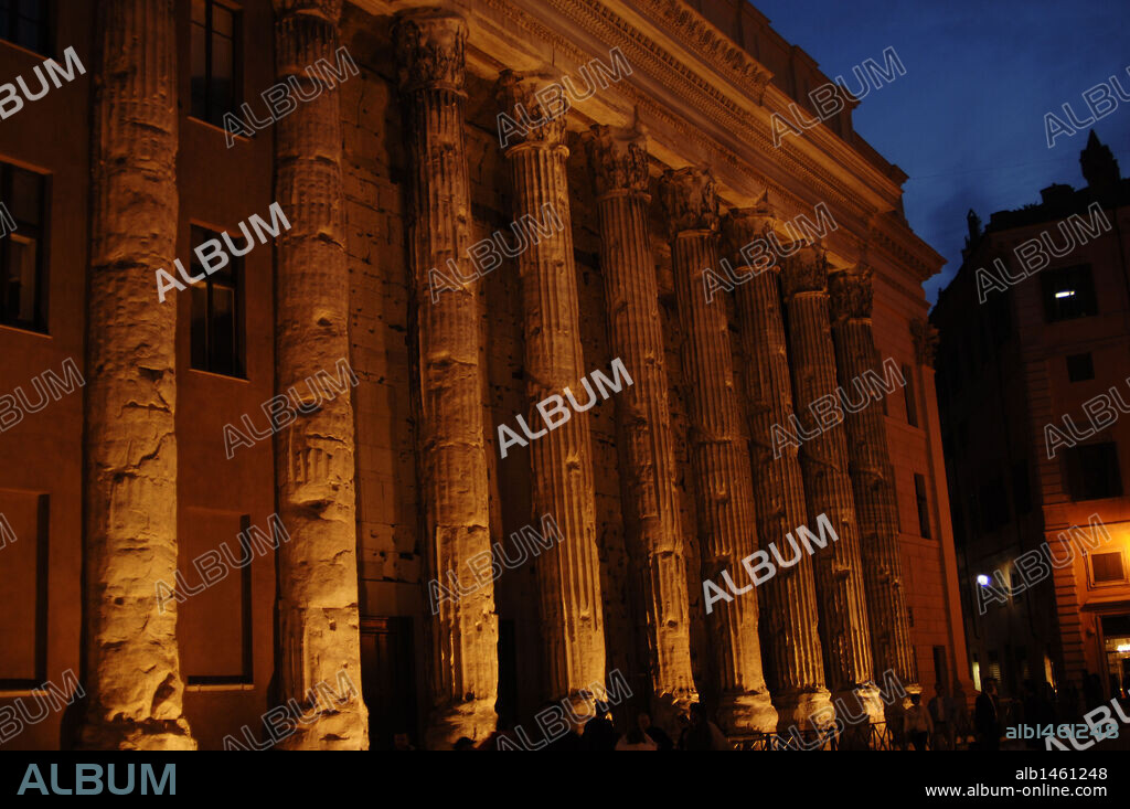 ARTE ROMANO. ITALIA. HADRIANEUM o TEMPLO DE ADRIANO. Construído en el 145. Vista nocturna. ROMA.