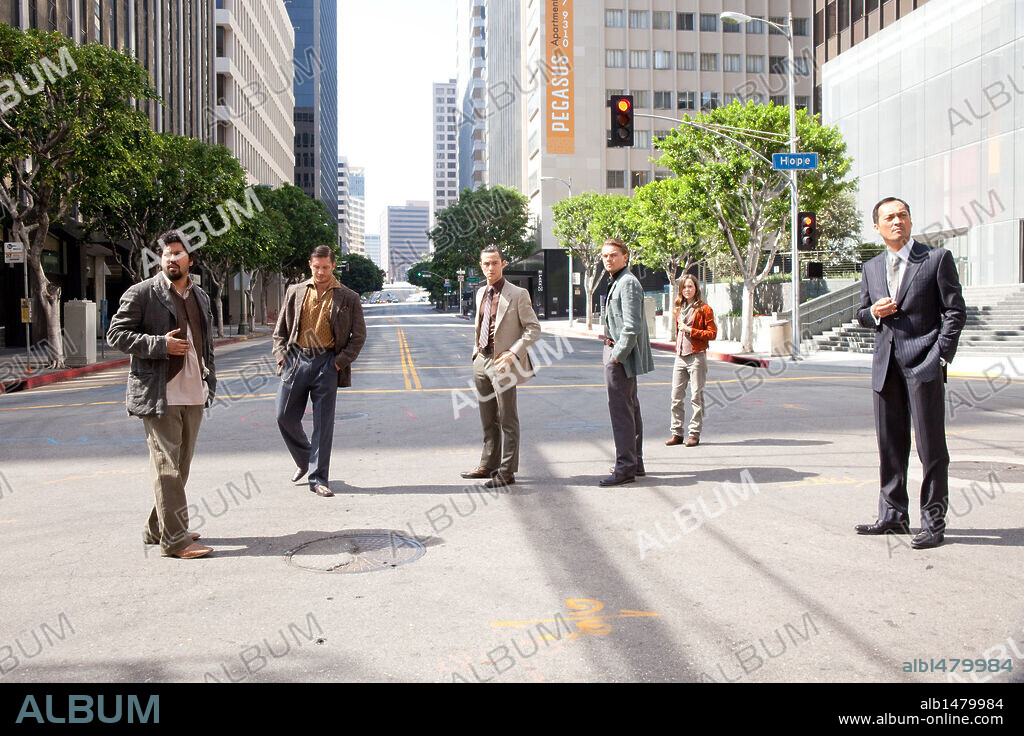 di caprio, JOSEPH GORDON-LEVITT, TOM HARDY, ELLIOT PAGE, DILEEP RAO and KEN WATANABE. DILEEP RAO, ELLIOT PAGE, JOSEPH GORDON-LEVITT, KEN WATANABE, Leonardo DiCaprio and TOM HARDY in INCEPTION, 2010, directed by CHRISTOPHER NOLAN. Copyright WARNER BROSS PICTURES/SYNCOPY/LEGENDARY PICTURES / VAUGHAN, STEPHEN.