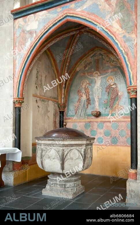 Köln, Altstadt-Nord, romanische Kirche Sankt Kunibert, Taufkapelle mit Taufbecken und Fresken.