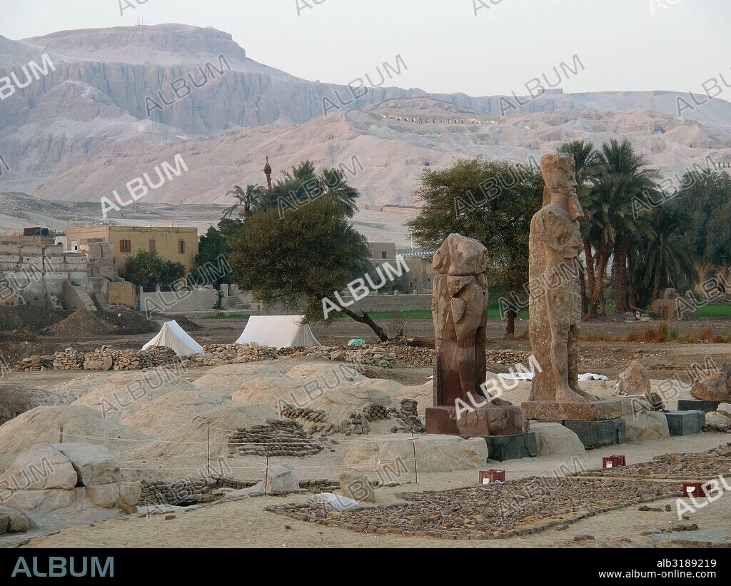 Los colosos de Memnón. Dos espectaculares estatuas de piedra que representan al mítico faraón Amenofis III o Amenhoteph III, ubicadas en la ribera occidental del río Nilo, frente Luxor y al sur de las famosas necrópolis Tebanas.