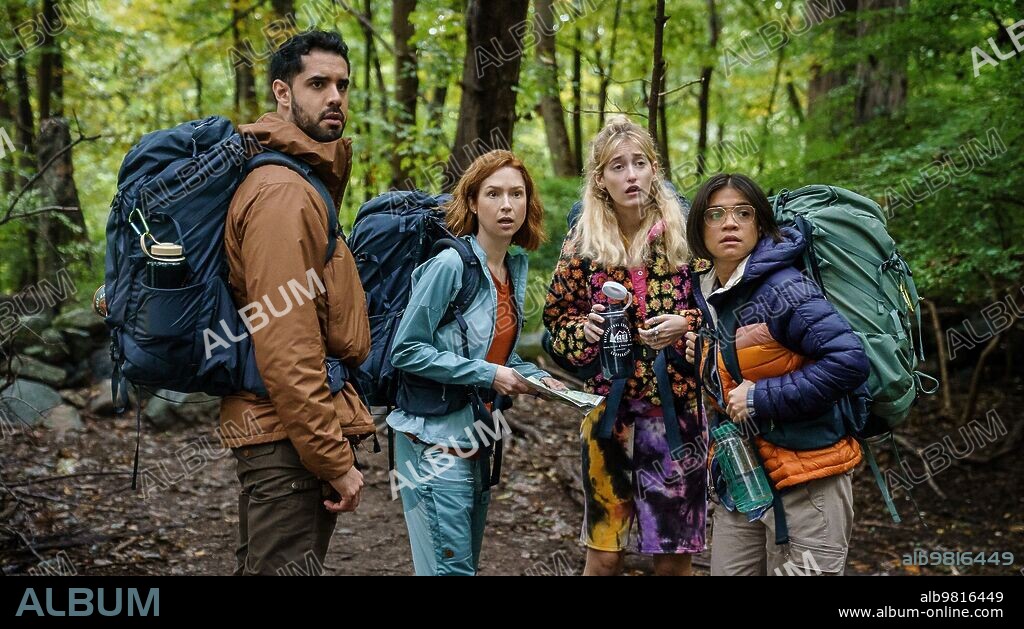 ELLIE KEMPER, ESTEBAN BENITO, GUS BIRNEY y JULIA SHIPLETT en FELICIDAD PARA PRINCIPIANTES, 2023 (HAPPINESS FOR BEGINNERS), dirigida por VICKY WIGHT. Copyright Cranetown Media.