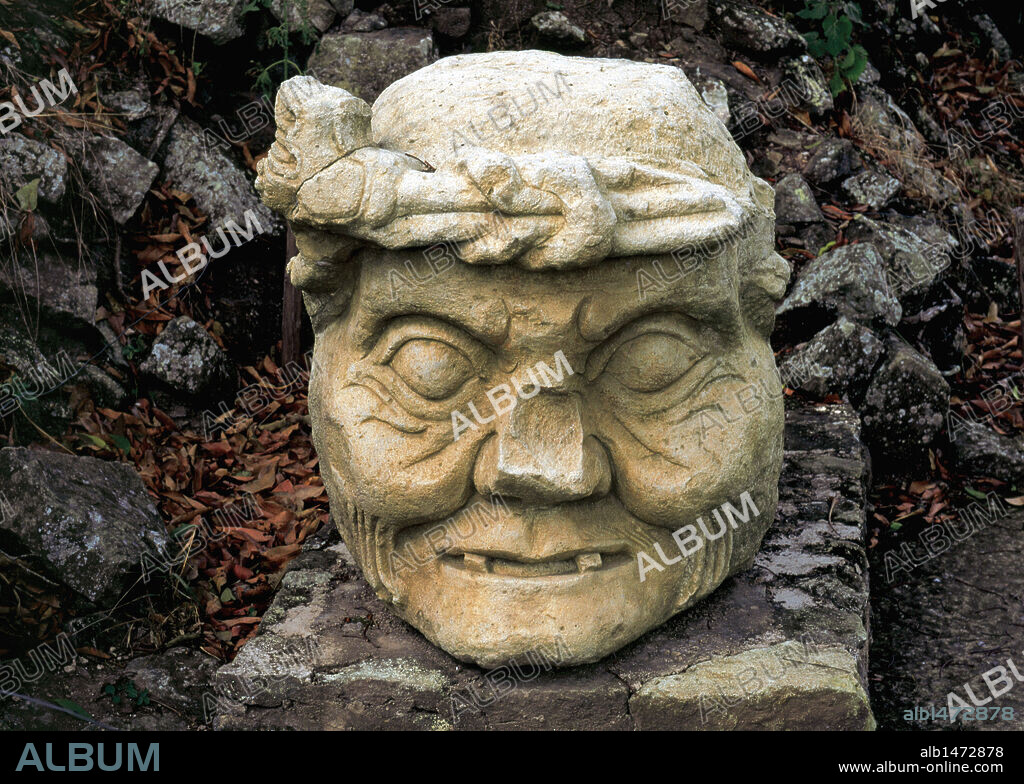 Pre-Columbian Art. Maya. Archaeological Site of Copan. Stone head of an old  man. Honduras. - Album alb1472878