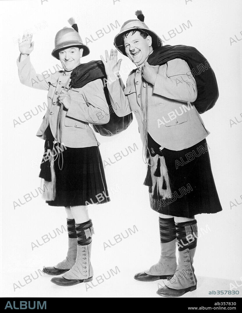 OLIVER HARDY y STAN LAUREL en DOS FUSILEROS SIN BALA, 1935 (BONNIE SCOTLAND), dirigida por JAMES W. HORNE. Copyright HAL ROACH/MGM.