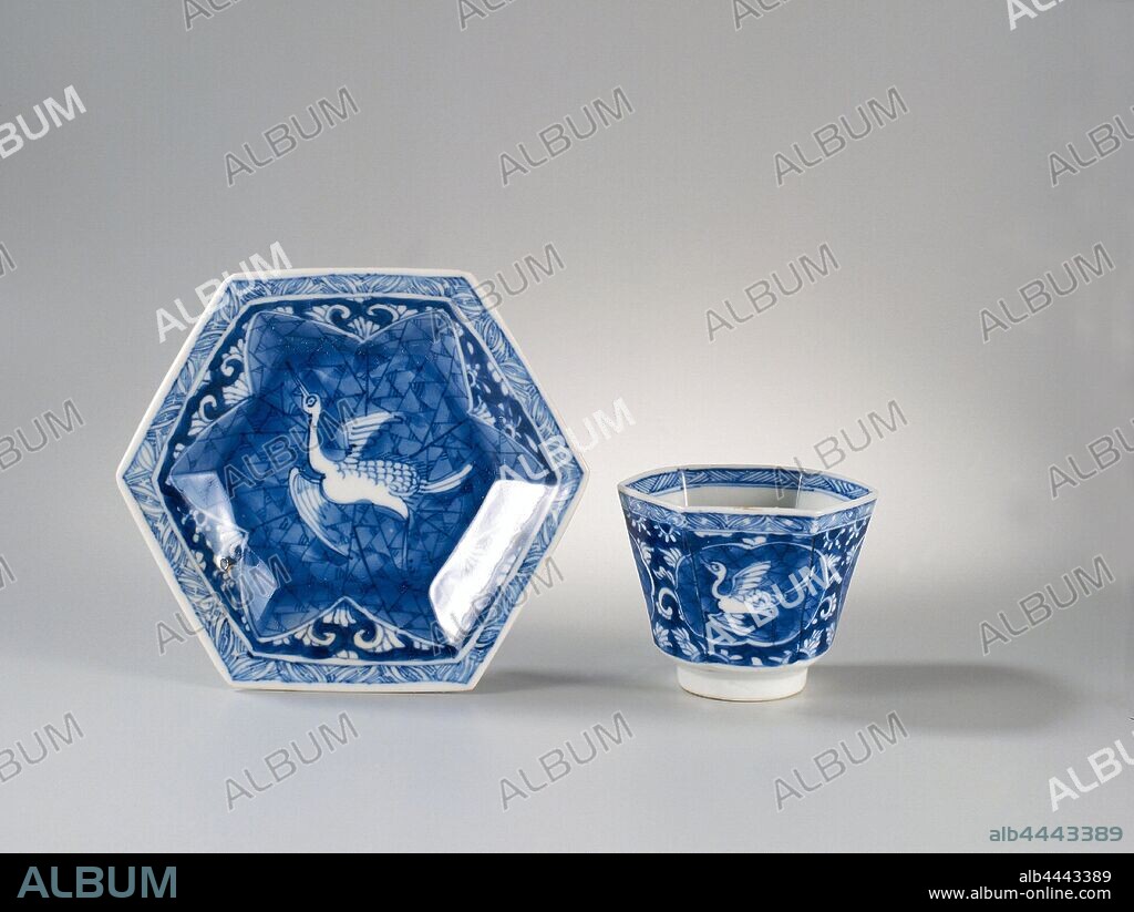 Pair of cups and saucers Hexagonal saucer with star-shaped panel with a flying crane, Hexagonal dish of porcelain, painted in underglaze blue. On the shelf a flying crane against a ground of 'crackled ice' in a star-shaped cartouche, lotus vines around the cartouche, the border with a decorative band, on the back, five valuables (artemisia leaf, pearl, scroll, diamond, musical stone) and a toa symbol (castanets). Marked on the bottom with the seal mark 'Fú' in a double circle. Blue White., anonymous, China, c. 1700, Qing-dynasty (1644-1912) / Kangxi-period (1662-1722), porcelain (material), glaze, cobalt (mineral), vitrification, h 2.6 cm d 10.6 cm d 5.2 cm.