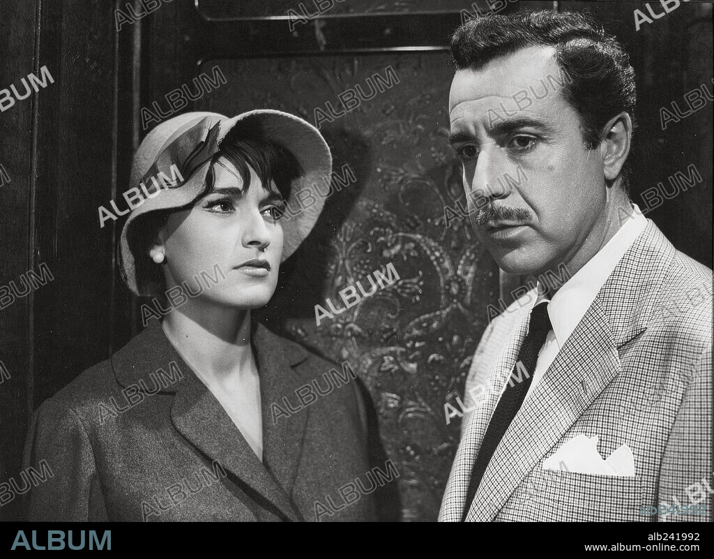 FERNANDO REY y LUZ MARQUEZ en FANTASMAS EN LA CASA, 1961, dirigida por PEDRO LUIS RAMIREZ. Copyright EXCLUSIVAS FLORALVA.
