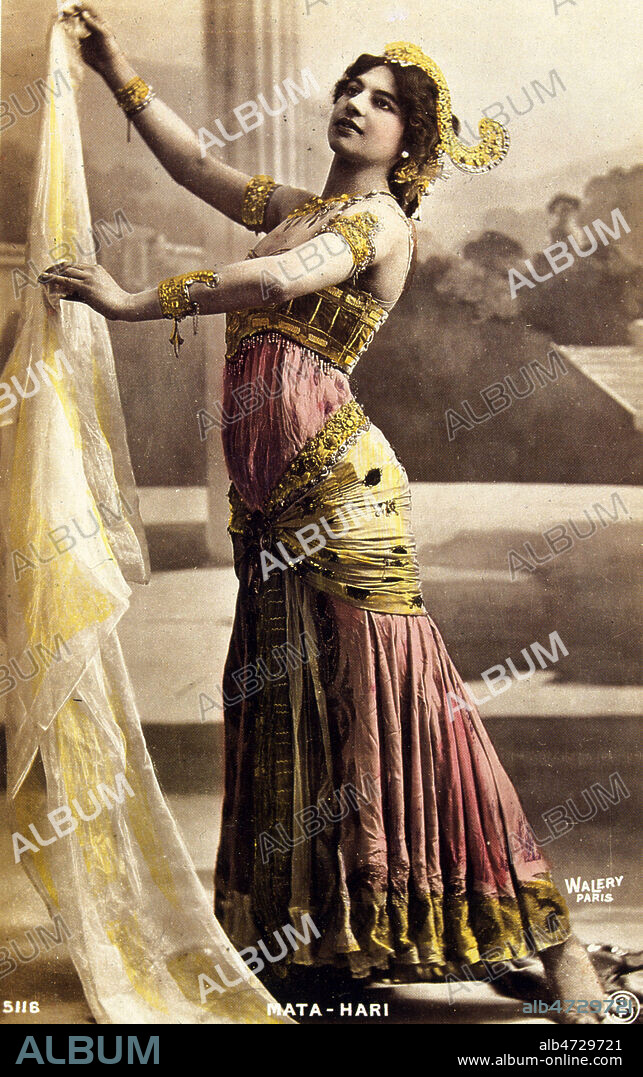 MATA-HARI (1876-1917) en tenue de danseuse. Carte postale colorisee, vers 1900. Credit : JEAN VIGNE / KHARBINE-TAPABOR.