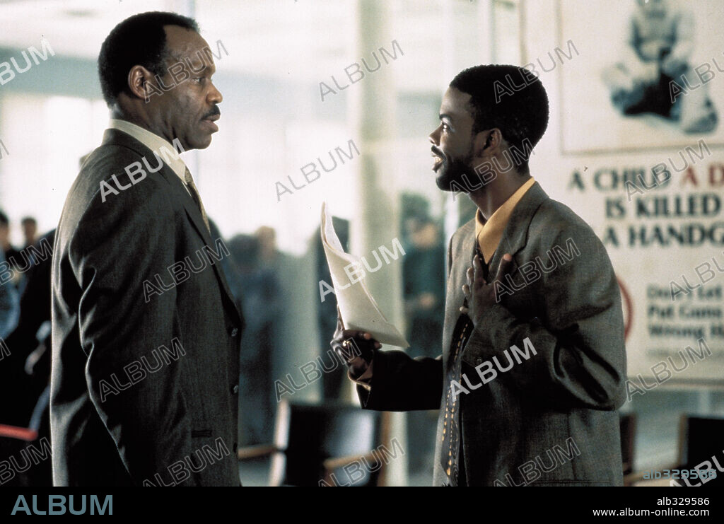 CHRIS ROCK and DANNY GLOVER in LETHAL WEAPON 4, 1998, directed by RICHARD DONNER. Copyright SILVER PICTURES/WARNER BROS / COOPER, ANDREW.