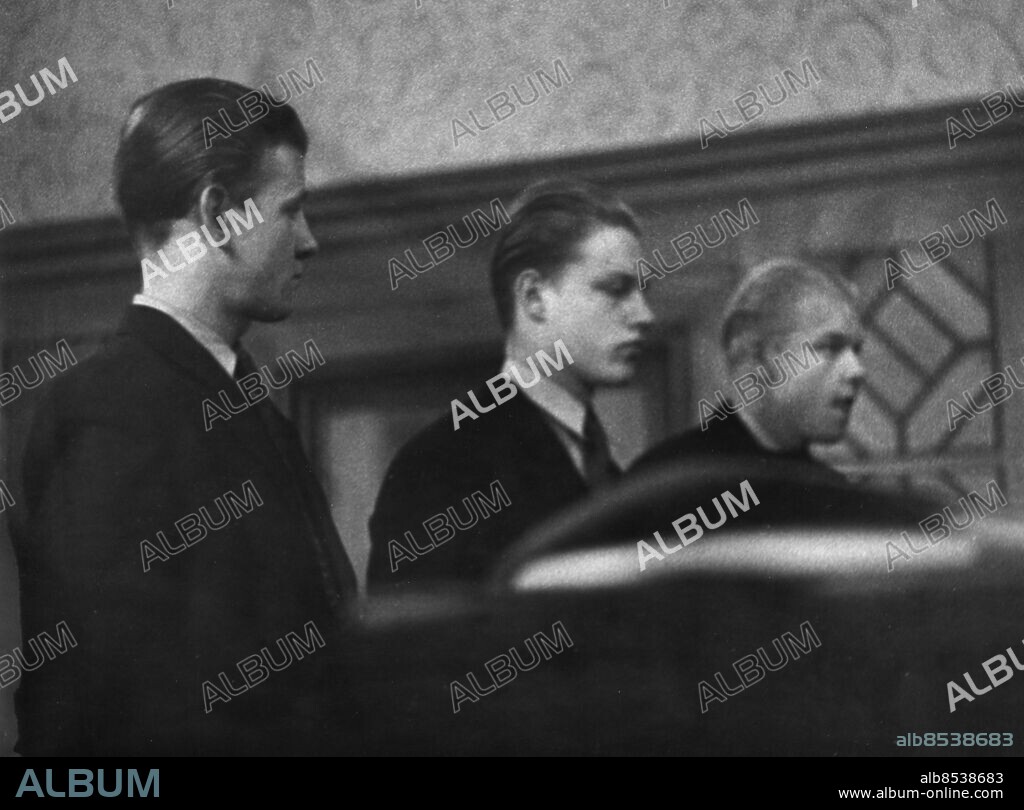 STOCKHOLM 194701. Rättegången mot dynamitardligan Sabbatssabotören som härjade i centrala Stockholm hösten 1946.. Sabbatssabotören bestod av tre män i de övre tonåren, från vänster Erland Mattsson, Bror Åke Leü och Per-Ove Gustavsson.. 1947 dömdes gruppens ledare Erland Mattsson till åtta års fängelse. De två andra dömdes till tre år respektive två år och sex månaders straffarbete.. Foto: NTB Kod: 194.
