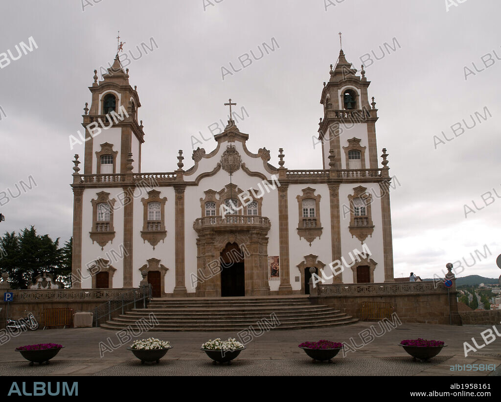 PORTUGAL. VISEU. Vista general de la fachada rococó con dos torres, de la IGLESIA DE LA MISERICORDIA, del s. XVIII.