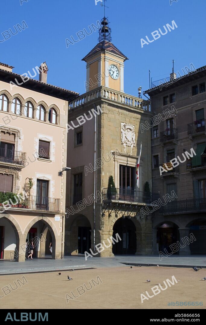 Vic; Plaza Mayor / Plaça Major porticada y ayuntamiento / Ajuntament.