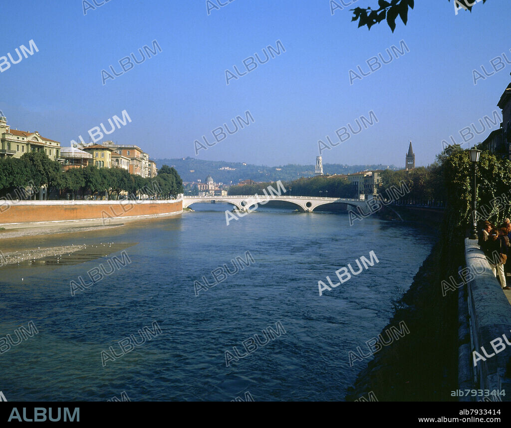 PUENTE SOBRE EL RIO ADIGIO - FOTO AÑOS 90.