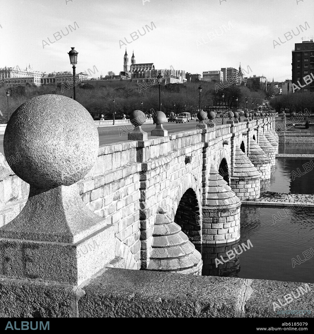 JUAN DE HERRERA. PUENTE DE SEGOVIA SOBRE EL RIO MANZANARES - 1582 - FOTOGRAFIA EN BLANCO Y NEGRO - AÑOS 60.