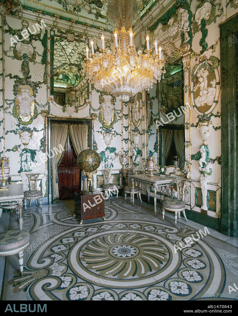 ARTE S. XVIII. ESPAÑA. PALACIO REAL. SALA DE LAS PORCELANAS. Sus paredes se encuentran decoradas con numerosas placas de estilo rococó trabajadas en la Fábrica del Buen Retiro. MADRID. PATRIMONIO NACIONAL.
