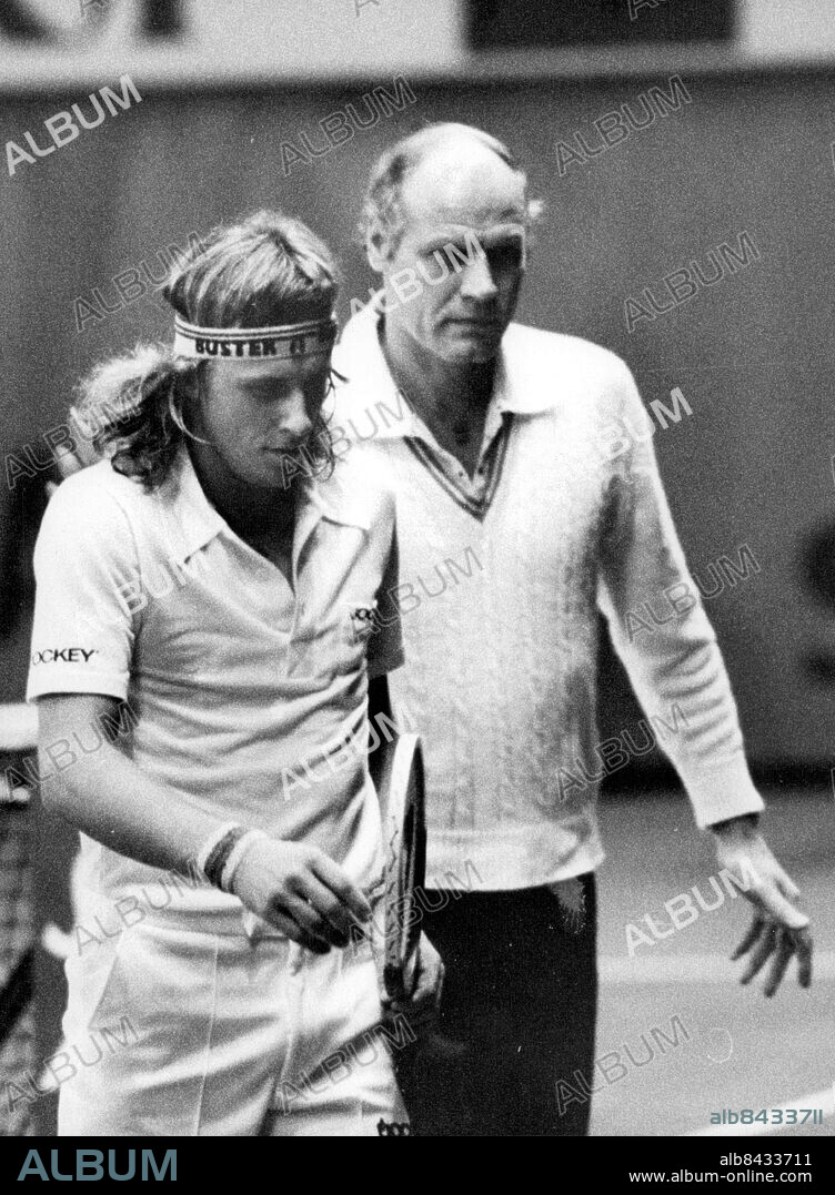 Stockholm 1975-12-19. Tennisspelaren Björn Borg med sin tränare Lennart Bergelin, även DC-kapten, på banan under Davis Cup-finalen mot Tjeckoslovakien i Kungliga tennishallen . Foto: Gunnar Lundmark / SvD / TT / kod 12014.