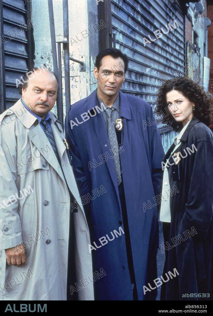 AMY BRENNEMAN, DENNIS FRANZ und JIMMY SMITS in NYPD BLUE-TV, 1993. Copyright 20TH CENTURY FOX TV.