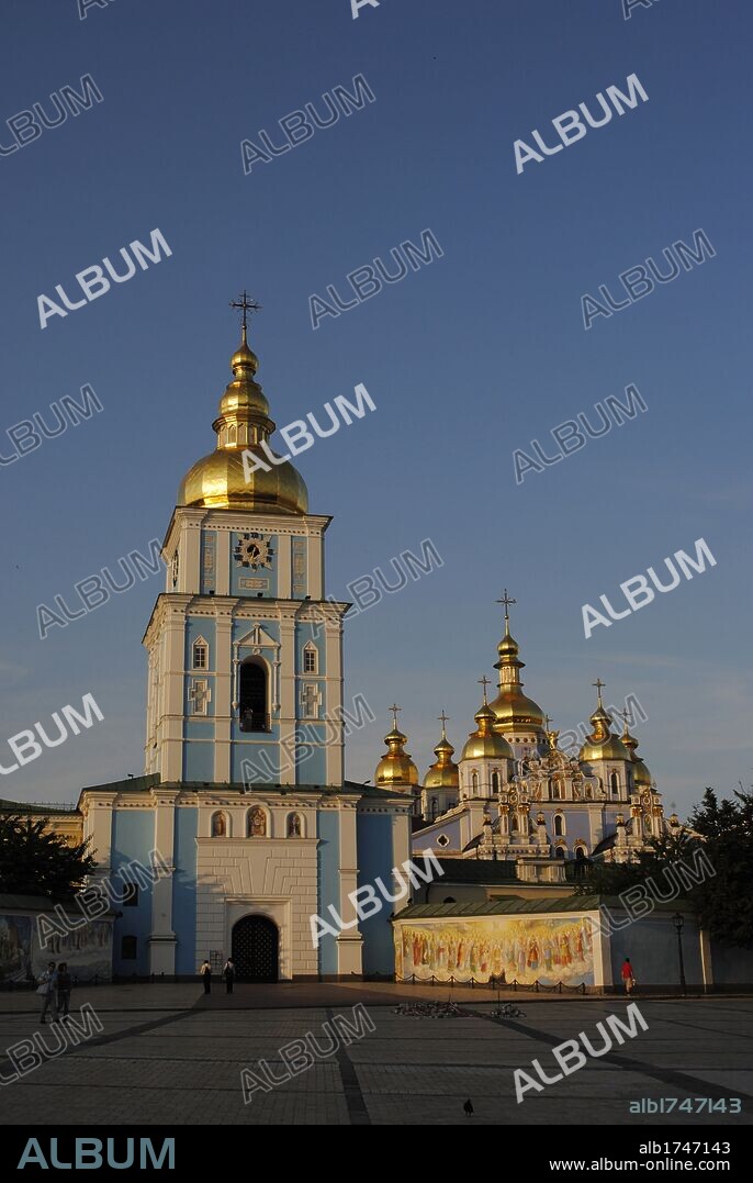 UCRANIA. KIEV (KYIV). Capital del país. Vista exterior de la iglesia del MONASTERIO DE SAN MIGUEL DE LAS CUPULAS DORADAS. Destruido por los soviéticos en los años 30, tras la independencia de Ucrania, fue reconstruido en estilo barroco ucraniano. En primer término, mural con pinturas de la vida del santo y la torre campanario. (Ciudad alta). Europa oriental.