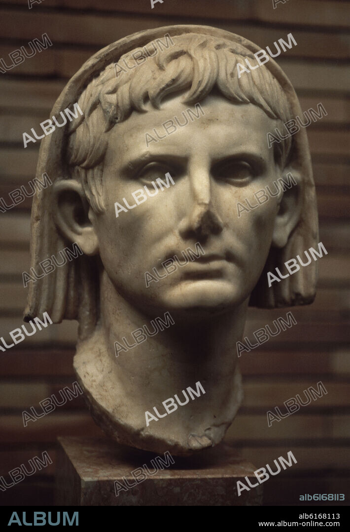 AUGUSTO CON LA CABEZA VELADA COMO PONTIFEX MAXIMUS - FINALES DEL SIGLO I AC - MARMOL DE CARRARA.
