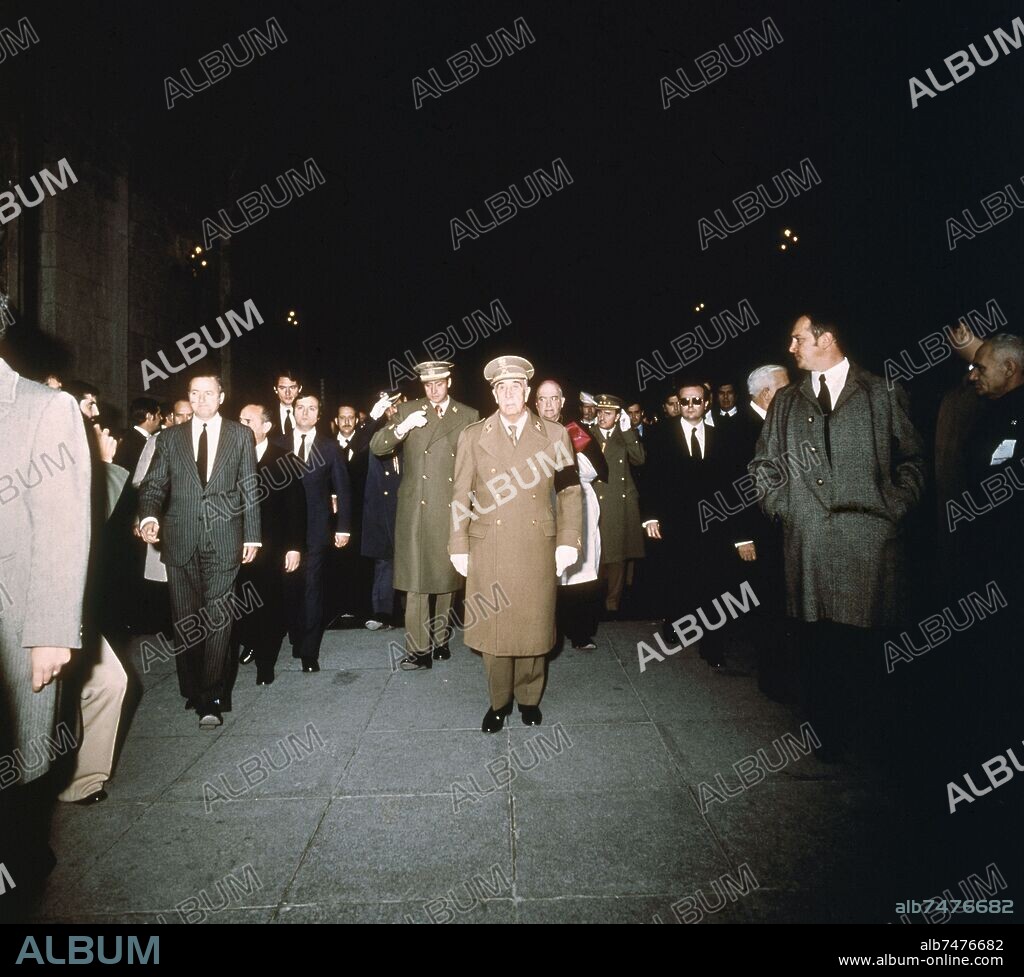 ENTIERRO DE FRANCO EN EL INTERIOR DE LA BASILICA DEL VALLE DE LOS CAIDOS EL 23 DE NOVIEMBRE DE 1975.