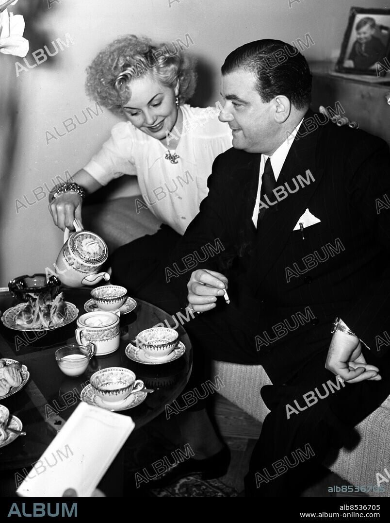 ARKIV 1943 . Varietédansösen Betty Bjurström tillsammans med italienske fästmannen Renato Senise. Betty som 1941 valts till Miss China blev efter ett svartsjukedrama skjuten i ryggen av Renato 12 september 1949 vilket gjorde henne förlamad. Foto: TT / Kod 1900.