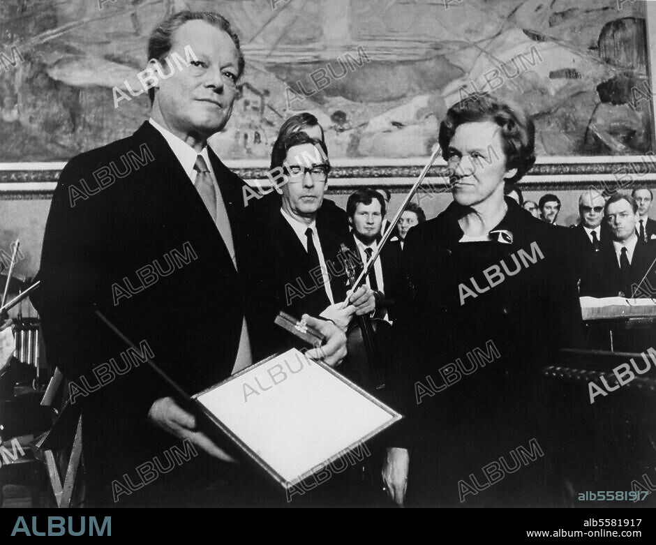 Brandt, Willy Politiker (SPD). 1913-1992. Friedensnobelpreis-Verleihung an Bundeskanzler Willy Brandt, Oslo, 10. Dezember 1971: Überreichung der Urkunde und Medaille durch Frau Aase Lionäs in der Aula der Universität. Foto.
