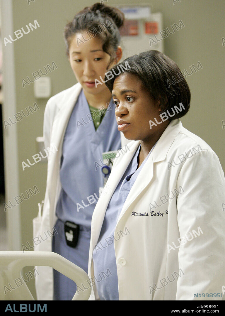 CHANDRA WILSON und SANDRA OH in GREY'S ANATOMY, 2005. Copyright TOUCHSTONE TELEVISION.