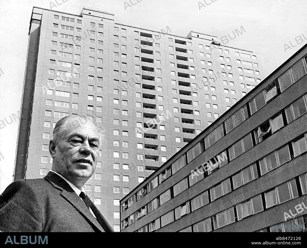 Malmö Hästsport Trav Galopp Jägersro. Hugo Åberg framför kronprinsen 1963. (c) Bror Hansson / Sydsvenskan / IBL.