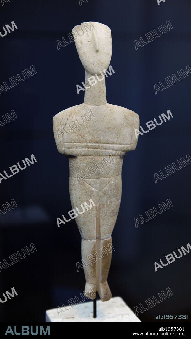 ARTE CICLADICO. GRECIA. IDOLO CICLADICO. Figura procedente de la ISLA DE AMORGOS (ISLAS CICLADAS). Hacia el 2700-2300 a. C. Museo Nacional. Copenhague. Dinamarca.