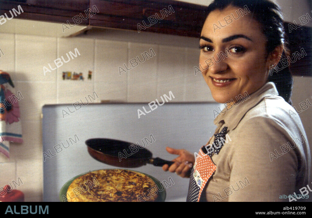 CANDELA PEÑA en TORREMOLINOS 73, 2003, dirigida por PABLO BERGER. Copyright TELESPAN 2000/ESTUDIOS PICASSO/MAMA FILMS/NIMBUS FILM.