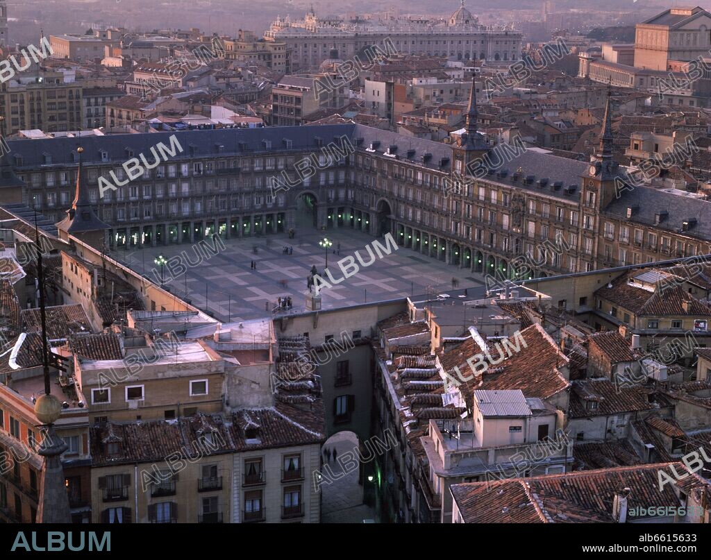 JUAN GOMEZ DE MORA (1586-1646). PLAZA MAYOR AL ATARDECER Y AL FONDO EL PALACIO REAL - VISTA DESDE LA IGLESIA DE SANTA CRUZ - FOTO AÑOS 80.